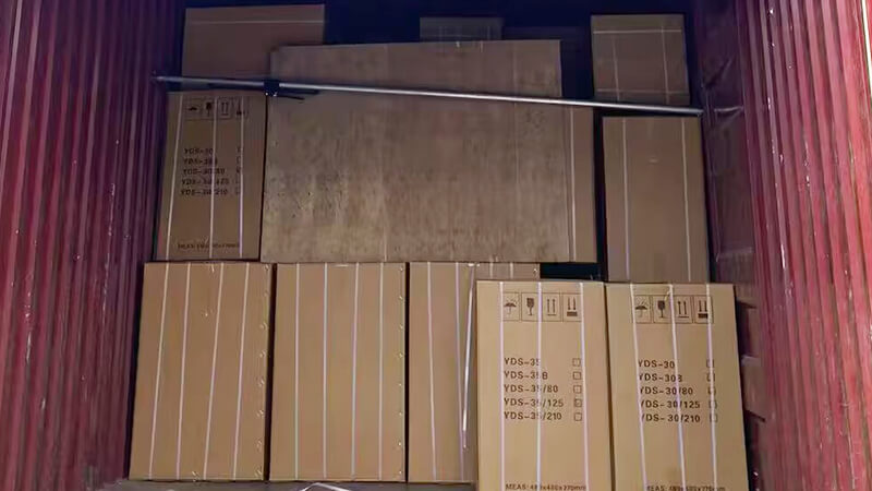 30升35升液氮罐在裝車，發(fā)貨新加坡