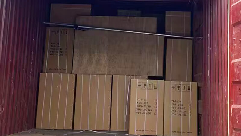 30升35升液氮罐出口裝車，發(fā)往新加坡